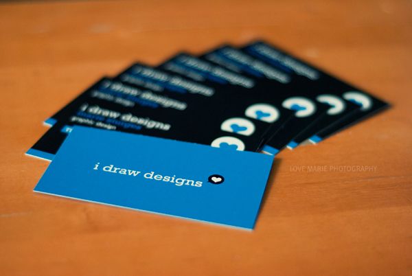 I draw designs – sự kết hợp giữa màu xanh và màu đen đã tạo nên một tấm thẻ khá đẹp. idrawdesigns.com cũng là một trang web đồ họa.